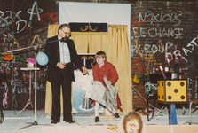 863215 Afbeelding van een optreden van een goochelaar tijdens een Sinterklaasviering voor Wijk C-kinderen, op de Vrije ...